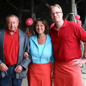 "Amtsvorgänger" Friedhelm Lenz (links) freut sich mit MdL Jochen Ott und seiner Porzer Büroleiterin Marion Tillmann