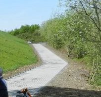 Der Fußweg entlang des Lärmschutzwalls in Lind