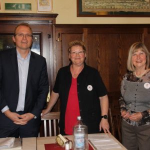 OB-Kandidat Jochen Ott mit Sigrid Alt und Anita Mirche vom Bürgerverein