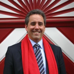 Ratskandidat Christian Joisten vor Schloss Wahn