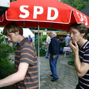 a Schwerstarbeit am Holzkohle-Grill