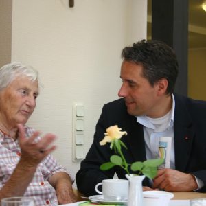 Christian Joisten im Gespräch mit Seniorin