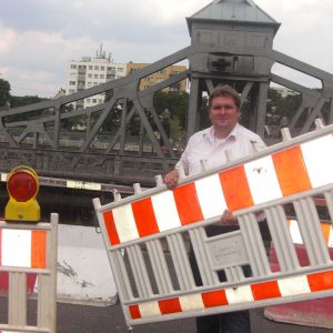 Ratsherr Frank Schneider an der Drehbrücke.