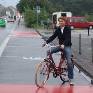 Bezirksvertreter Simon Bujanowski auf dem neuen Radweg
